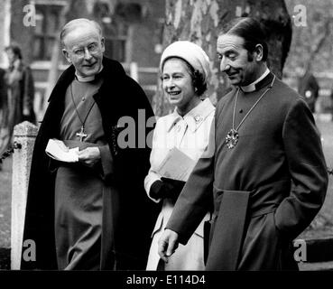 Queen Elizabeth II chat con l arcivescovo Foto Stock