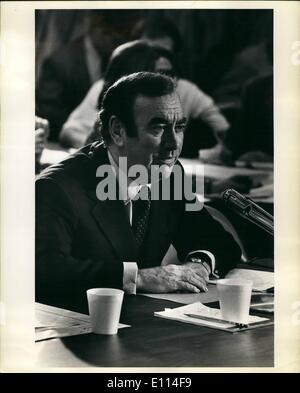 Nov. 11, 1975 - Governatore dello Stato di New York, Hugh L. Carey testimonianza prima la Commissione economica mista del Congresso degli Stati Uniti. Il Comitato presieduto dal senatore Hubert H. Humphrey (DEM) del Minnesota, terrà una giornata audizione a New York sulla crisi economica della città. Foto Stock