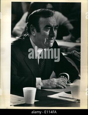 Nov. 11, 1975 - Governatore dello Stato di New York, Hugh L. Carey testimonianza prima la Commissione economica mista del Congresso degli Stati Uniti. Il Comitato presieduto dal senatore Hubert H. Humphrey (DEM) del Minnesota, terrà una giornata audizione a New York sulla crisi economica della città. Foto Stock