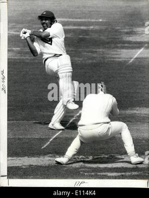 Agosto 08, 1975 - Inghilterra V Pakistan al Signore Primo Giorno: mostra fotografica di Sadiq Mohhammad ganci vecchio per quattro come David Lloyd anatre e sembra aver perso la testa nei primi giorni gioco nella seconda prova a Lord oggi. Foto Stock