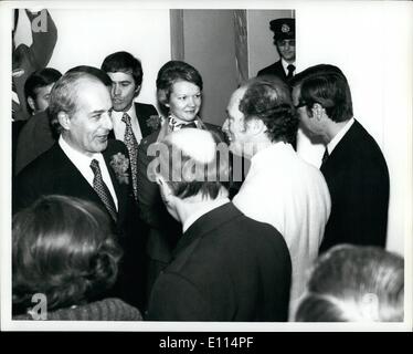 Nov. 11, 1975 - Mirabel New Montreal aeroporto internazionale - nel funzionamento dal Novembre 29, 1975 Il Primo Ministro Trudeau saluta Foto Stock
