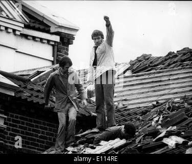 Nov 15, 1975; Londra, Inghilterra, Regno Unito; tre bombardieri IRA vieni giù dopo la protesta sul tetto a Wormwood Scrubs carcere chiede "humane i diritti di visita', Robert Walsh, STEPHEN BLAKE, MARTIN COUGHLAN. Foto Stock