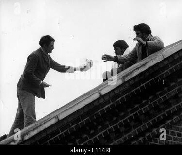 Nov 15, 1975; Londra, Inghilterra, Regno Unito; tre bombardieri IRA vieni giù dopo la protesta sul tetto a Wormwood Scrubs carcere esigente Foto Stock