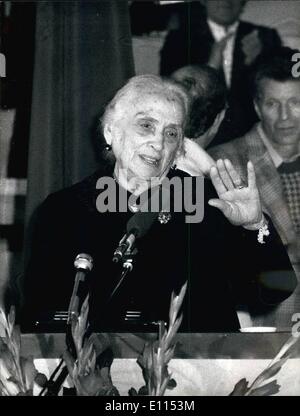 12 dicembre 1975 - i 80 anni della guerra civile spagnola Dolores Ibarrusono stati celebrati oggi come una manifestazione massiccia organizzata dal Partito Comunista Italiano. Alla manifestazione hanno partecipato molte personalità del comunismo Intesnazionale. La foto mostra la 'Pessionaria' Dolores Ibarrufi che parla all'assemblea. Foto Stock