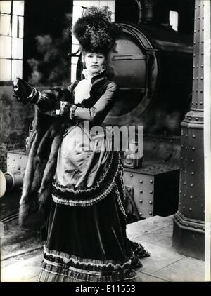 Il 12 Dic. 1975 - attrice Glenda Jackson come Bernhardt nel nuovo film britannico ''Sarah''; attrice Glenda Jackson ha appena completato il ruolo di primo piano nella nuova pellicola britannica ''Sarah'' fatta al Pinewood Studios, Glenda ritrae Sarah nella storia della carriera tempestoso della leggendaria attrice del tardo XIX secolo Sarah Mernhardt. Il film è ambientato principalmente a Parigi dove Sarah ha fatto il suo debutto presso la Comedie francais quando era 20. Ha catturato il cuore di Parigi negli anni successivi come Giovanna d Arco Foto Stock