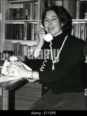 Gen 01, 1976 - Garfield Todd per essere rilasciato: Judith Todd, figlia di Garfield Todd, ora la sig.ra Acton, ricevuto notizie di oggi dalla Rhodesia, che suo padre il sig. Garfield Todd, ex Primo Ministro della Rhodesia, che è stato tenuto in carcere per la sua azienda per un certo periodo di tempo, sarà rilasciato per circa un mese in modo tale che egli possa venire a Londra per visitare la sua figlia. Egli è atteso l'arrivo sabato prossimo. Mostra fotografica di Judith Todd visto che parla al telefono dopo aver udito il nuovo circa il suo padre del rilascio presso la sua casa di Londra di oggi. Foto Stock