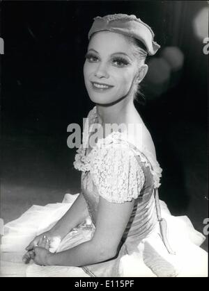 Gen 01, 1976 - ballerino fiaba si avvera : celebrando un magic start per il nuovo anno - Vivien Loeber last night shot di celebrità dai rack del corps de ballet presso la Royal Festival Hall di Londra. Vivien, 23 erano appena ritornati alle ali dopo aver preso parte alla danza del mirlitons ieri in matinée di prestazioni del ''Schiaccianoci'' quando Noleen Nicol, ensactiong le sovratensioni prugna fata, limped fuori scena con una caviglia slogata Foto Stock