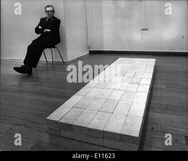 Febbraio 02, 1976 - 120 Mattoni Refrattari andare in mostra a Londra la Tate Gallery - per tutti di stupore di fronte a un muro di polemiche ha costruito intorno 120 mattoni refrattari alla Tate Gallery dove essi sono i più popolari presentano in mostra. Acquisite per una somma non divulgabili da Carl Andre, uno scultore americano, hanno fornito le basi per un edificio di ridicolo e di lode. La foto mostra il sig. Arthur Payne, la galleria attendant, mentre rilevamenti topografici e poi ieri, ha detto che egli non ha spesso la gente potesse ''make di testa o di coda di loro. Foto Stock