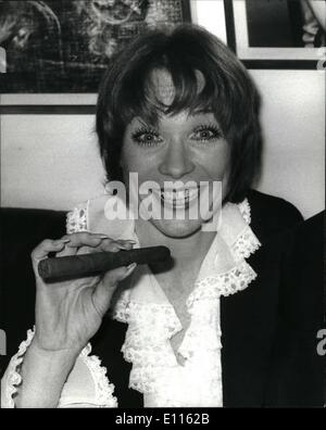 Febbraio 02, 1976 - esultante trionfo per Shirley Maclaine nel suo stadio di Londra debutto: la scorsa notte è stata una notte un grande trionfo per il Foto Stock