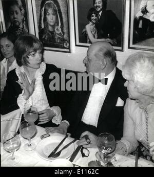 Febbraio 02, 1976 - esultante trionfo per Shirley Maclaine nel suo stadio di Londra debutto: la scorsa notte è stata una notte un grande trionfo per il Foto Stock