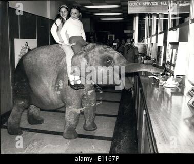 Gen 12, 1976 - Jumbo donazione per la Gazza appello. Victoria, il circus elephant dolore oggi una visita alla National Westminster Bank a nome della Gazza appello, dove ha raccolto denaro sacchetti per loro. L'elefante da Gerry Cottles Circus che appaiono ora su Clapham Common, ha visto la partecipazione di otto anni che Gracie McManus e i suoi dieci anni di elephant trainer, Carles McManus. Mostra fotografica di:- Victoria l'Elefante visto presso la banca oggi in attesa di essere serviti con i sacchi di denaro. Visto sulla sua schiena sono Carol (anteriore) e Gracie dietro. Foto Stock