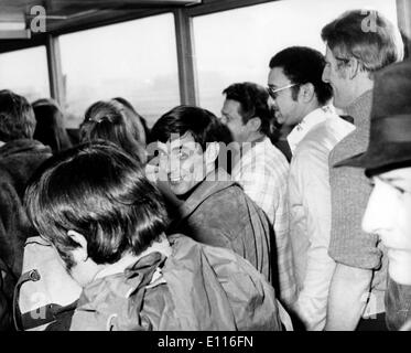 Jan 28, 1976; Londra, UK; un gruppo di mercenari britannica volò fuori dal London Heathrow airport oggi legato per l'Angola guerra civile battlefront come 150 sterline a settimana "combattenti per la libertà". Un membro del partito ha detto che era in esso per il denaro e niente altro. La foto mostra off alla battlefront, John Edward banche (rivolta verso la telecamera) nella sala partenze dell'aeroporto di Heathrow oggi con i membri del partito. Egli è stato associato con le precedenti assunzioni di mercenari. Foto Stock