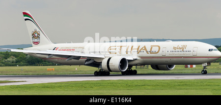 Etihad Airways Boeing 777-3FXJER aereo di linea A6-ETP sbarco all'arrivo all'Aeroporto di Manchester Inghilterra England Regno Unito Regno Unito Foto Stock