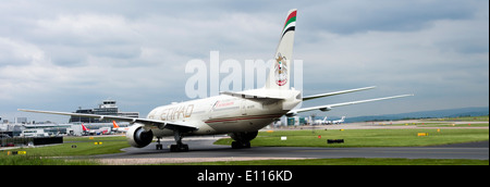 Etihad Airways Boeing 777-3FXJER aereo di linea A6-ETP in rullaggio all'arrivo all'Aeroporto di Manchester Inghilterra England Regno Unito Regno Unito Foto Stock