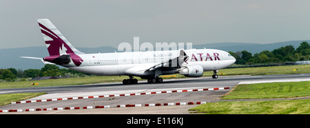 Quatar Airways Airbus A330-202 aereo di linea A7-AFM di rullaggio per la partenza all'Aeroporto di Manchester Inghilterra England Regno Unito Regno Unito Foto Stock