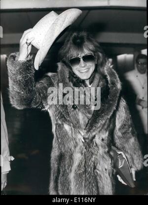 Mar 03, 1976 - cantante David Cassidy riceve una fredda accoglienza. La foto mostra: cantante David Cassidy era ben preparato per la Gran Bretagna è artic meteo quando ha indossato questa enorme racoon pelliccia come ha volato in London Heathrow Airport da America oggi. David è arrivato a Londra per fare una speciale TV prima di volare a Parigi Foto Stock