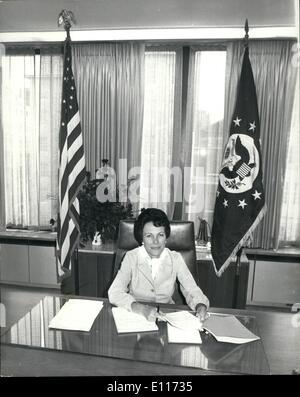 Mar 03, 1976 - AMERICA'S donna nuova ambasciatore IN GRAN BRETAGNA INCONTRA LA STAMPA A LONDRA MRS. ANNE ARMSTRONG, 48, America's nuovo ambasciatore di Gran Bretagna, che è arrivato a Londra ieri sera con il marito, TOBIN, un milionario Texas insegnante, oggi ha tenuto una conferenza stampa presso la American Embassay. La foto mostra: MRS. ANNE ARMSTRONG nella foto è il suo ufficio presso la American Embassay a Londra, oggi nel corso della conferenza stampa. Foto Stock