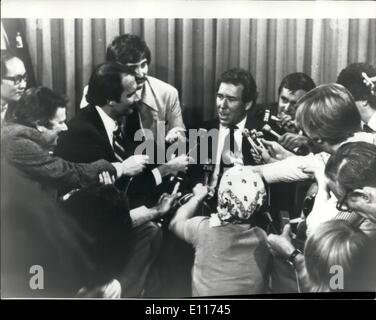 Mar 03, 1976 - Lord Snowdon arrivano a Sydney: Lord Snowdon visti essere intervistato dalla stampa quando è arrivato dall'aeroporto di Sydney questa mattina egli è in Australia per aprire una mostra di alcune delle sue foto. Foto Stock