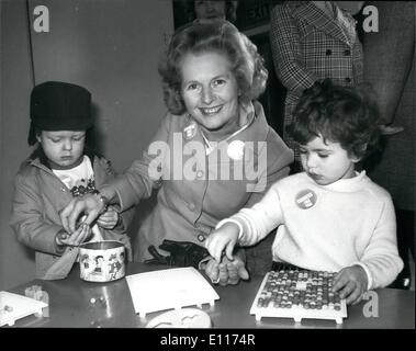 Mar 03, 1976 - Margaret Thatcher tours coventry a sostegno di Jonathan Guinness su). La signora Thatcher è oggi in Coventry per aggiungere w Foto Stock