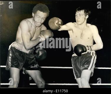 Mar 03, 1976 - La Gran Bretagna John Stracey conservare il suo mondo welterweight titolo battendo americani Hedgeman Lewis al Wembley: John h. Stacey ha trattenuto il suo mondo welterweight titolo quando egli scommettere Hedgeman Lewis a Wembley sabato notte. Stracey, quando sensationally ha preso il titolo da Jose Napoles in Messico nel mese di dicembre, battere l'americano al decimo giro quando l'arbitro ha fermato la lotta per salvare lui da ulteriore punizione. Mostra fotografica di John H. Stracey smahes home una formidabile diritto alla testa di Lewis Hedgeman durante il loro gioco. Foto Stock