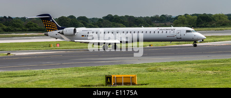 Eurowings Bombardier CL-600 CRJ900 Nuova Generazione D-ACNB aereo di linea in rullaggio a aeroporto di Manchester Inghilterra England Regno Unito Regno Unito Foto Stock