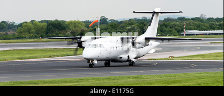 Il lattante Airways Dornier 328-110 aereo di linea G-BWIR rullaggio all'arrivo all'Aeroporto Internazionale di Manchester Inghilterra England Regno Unito Foto Stock