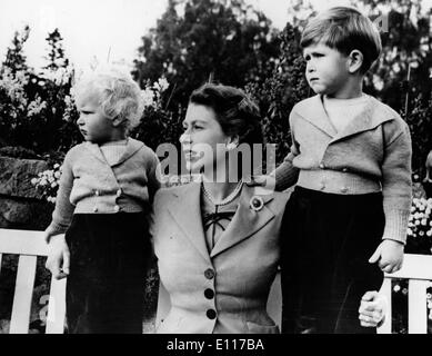 La regina Elisabetta II con la Principessa Anna e il principe Charles Foto Stock