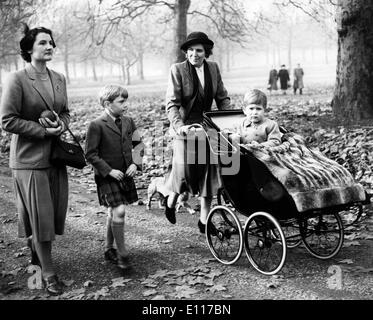 Il principe Charles passeggiate attraverso il parco sul terzo compleanno Foto Stock