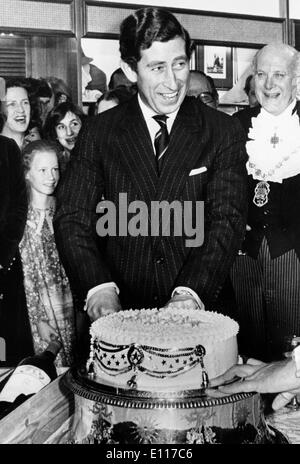 Il principe Charles taglia la sua torta di compleanno Foto Stock