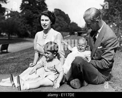 La regina Elisabetta II e del Principe Filippo con i bambini Foto Stock