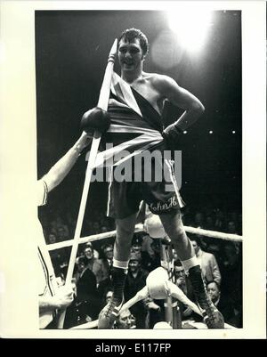 Mar 03, 1976 - Stracey conserva il titolo mondiale: con una Unione Jack avvolto intorno a lui, sunch patriota britannico John Stracey sorge sulle corde del pugilato ring presso la piscina impero, Wembley, London il 20 marzo, dopo martellatura al suo sfidante, Hdgmon Lewis di Detroit a sconfiggere in dieci tornate. Arbitro Harry Gibbs ha fermato il previsto 15-round di campionato la lotta per il titolo welterweight del decimo giro quando Lewis è stato spietatamente pestate sulle funi. Foto Stock