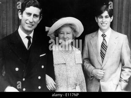 La Regina madre Elizabeth Bowes-Lyon con nipoti Foto Stock