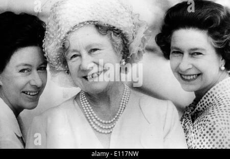 La Regina madre Elizabeth Bowes-Lyon con le sue figlie Foto Stock