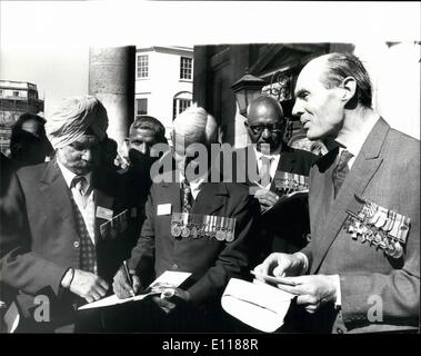 Apr. 04, 1976 - I possessori della Victoria Cross e la Croce di San Giorgio frequentare un servizio a San Martins-In-The-Fields: i possessori della Victoria Cross e la Croce di San Giorgio che sono a Londra da casa e all'estero per la loro riunione annuale, oggi ha partecipato ad un servizio speciale presso il St. Martins-in-the-Fields. La foto mostra nella foto insieme dopo il servizio di oggi sono (L. per R.) capitano Oian sospiro, V.C. da Bombay; Jem Namdeo Jahov, VC da Bombay (l'uomo in bicchieri sconosciuto) e gruppo Captain Cheshire VC. Foto Stock