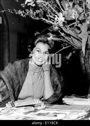 L'attrice Cyd Charisse rilassa a hotel Foto Stock