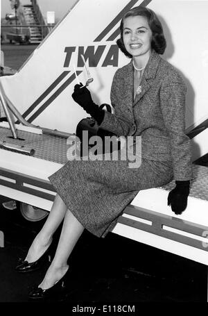 L'attrice Cyd Charisse presso l'aeroporto di New York Foto Stock