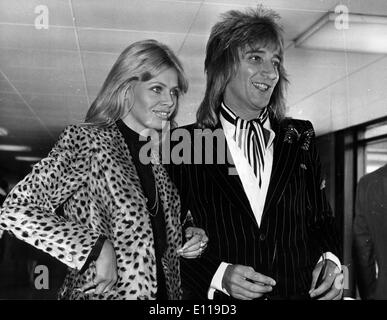 Apr 29, 1976; Londra, Inghilterra, Regno Unito; attrice svedese BRITT EKLAND e il suo fidanzato, cantante ROD STEWART che arrivano all'aeroporto di Heathrow. (Credito Immagine: KEYSTONE Pictures USA/ZUMAPRESS.com) Foto Stock