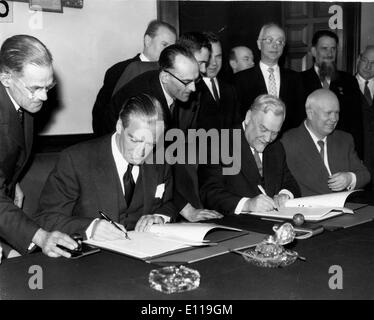 I politici Anthony Eden e Nikita Khrushchev firmare i documenti Foto Stock