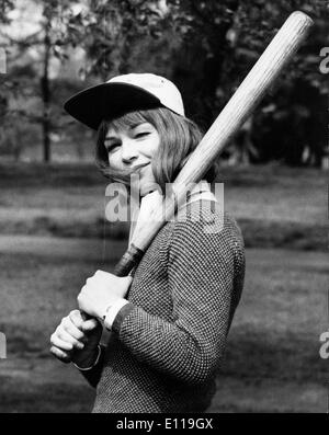 L'attrice Glenda Jackson gioca a baseball in film Foto Stock