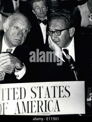 11 maggio 1976 - Stati Uniti d'America: Dott. Henry Kissinger Stati Uniti Segretario di Stato con il senato americano Jacob Javits partecipando alla riunione UNCTAO n Nairobi, in Kenya. Credito: Camerapix Foto Stock