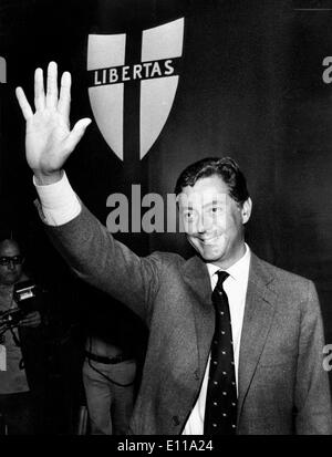 Jun 01, 1976; Torino, Italia; l imprenditore Umberto Agnelli, il fratello di Gianni, maggiori azionisti della FIAT, le vetture di produzione a Torino, ha tenuto il suo primo rally in vista del prossimo 20 giugno le elezioni generali in cui prenderà parte come senatore nella lista della c.c. (Partito democratico cristiano). La foto mostra Agnelli durante il rally. Foto Stock