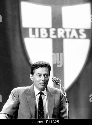 Jun 01, 1976; Torino, Italia; l imprenditore Umberto Agnelli, il fratello di Gianni, maggiori azionisti della FIAT, le vetture di produzione a Torino, ha tenuto il suo primo rally in vista del prossimo 20 giugno le elezioni generali in cui prenderà parte come senatore nella lista della c.c. (Partito democratico cristiano). La foto mostra Agnelli durante il rally. Foto Stock