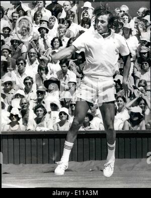 Giugno 06, 1976 - Uomini Sinle Semi-Final corrispondono a Wimbledon Raul Ramirez (Messico) versus Ilie Nastase (Romania): un mare di facce da parte del corvo come essi guardare Ilie Nastase in azione durante la sua partita contro Raul Ramiriez oggi. Foto Stock