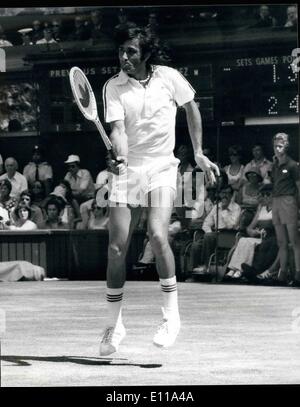 Giugno 06, 1976 - Uomini Singoli Semi-Final corrispondono a Wimbledon Raul Ramirez (Messico) Versus Ilie Nastase (Romania). Mostra fotografica di Ilie Nastase in azione durante la sua partita contro Raul Ramirez oggi. Foto Stock