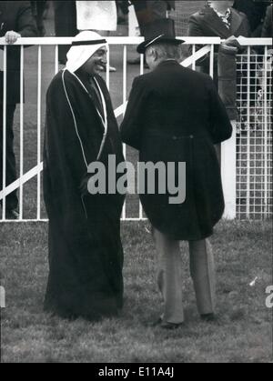 Giugno 06, 1976 - Senior Steward dal Bahrain Jockey Club Visite Epsom per vedere come il Derby è in esecuzione. La foto mostra: magnifico nel suo nero e oro accappatoi, Sayed Sharaf, senior economo della Bahrain Jockey Club, ottenere alcune informazioni utili da un racegoer quando ha visitato Epsom ieri a guardare il Derby, il Bahrain equestri e Palio Club è la costruzione di un multi-milioni di sterline che naturalmente dovrebbe essere aperto dal 1980, e Sayed Sharaf era finita per il giorno per vedere il nostro modo di fare le cose. Foto Stock