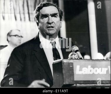 Ottobre 10, 1976 - Cancelliere Healey vince il supporto di manodopera per la difesa della sterlina britannica: il sig. Denis Healey, il Cancelliere dello Scacchiere, fronte di sinistra critica al Partito laburista conferenza annuale in Blackpool ieri con una punta smussata difesa della strategia economica del governo e le misure adottate nel corso di questa settimana per sostenere il cancelletto. Dopo che egli aveva tagliato-gridato scherno della sinistra, il Cancelliere, che aveva volato a Blackpool per rendere un appassionato, che aveva volato a Blackpool per rendere un appassionato la domanda per il partito per la fedeltà in sua difesa della sterlina ha vinto il sostegno della maggioranza Foto Stock