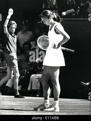 Giugno 06, 1976 - Evonne Cawley sconfigge Virginia Wade in odierna Semi-Final del singolare femminile a Wimbledon: Evonne Cawley (Australia) ha raggiunto la finale del singolare femminile quando ha sconfitto la Gran Bretagna è il Virginia Wade in odierna semi-finale di oggi. Cawley ha vinto la partita 6-1, 6-2. La foto mostra il Virginia Wade scende la sua testa in basso nella disperazione durante la sua partita contro Evonne Cawley oggi. Foto Stock