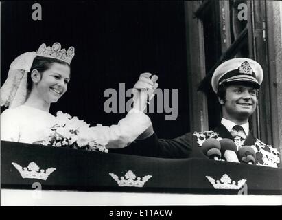 Giugno 06, 1976 - Re Carlo Gustavo di Svezia sposa German-Born nessuno Silvia Sommerlath a Stoccolma: in seguito al matrimonio cerimonia a Stoccolma il 700 anno vecchia cattedrale re Carl Gustaf e la sua sposa appaiono sul balcone del Palazzo Reale di Stoccolma e a riconoscere i saluti dalla folla. Foto Stock