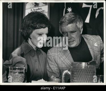 Ottobre 10, 1976 - Visita di Rosalynn Carter a New York City. Candidato per la prima signora Rosalynn Carter con l'attore George Peppard a un pranzo sponsorizzato da un democratico queens organizzazione di donne detenute nella Elmhurst Queens in un motel di Holliday. La sig.ra Carter indirizzata all'organizzazione. Brian credito Alpert Foto Stock