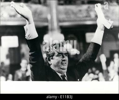 Ottobre 10, 1976 - Cancelliere Healey vince il supporto di manodopera per la difesa della sterlina britannica: il sig. Denis Healey, il Cancelliere dello Scacchiere, fronte di sinistra critica al Partito laburista conferenza annuale in Blackpool ieri con una punta smussata difesa della strategia economica del governo e le misure adottate nel corso di questa settimana per sostenere il cancelletto. Dopo che egli aveva fuori-gridato anni di sinistra, il Cancelliere, che aveva volato a Blackpool per rendere un appassionato la domanda per il partito per la fedeltà in sua difesa della sterlina ha vinto il sostegno della maggioranza. mostra fotografica. Signor Foto Stock